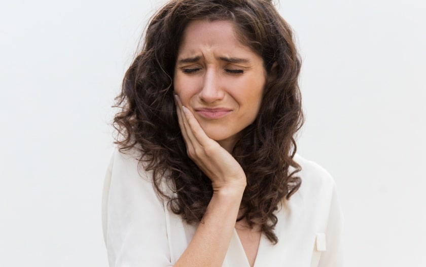 Photo de profile d une jeune femme souffrant du mal de dents comment soulager une ragde de dents | Dr Monsenego & Fils Asnieres sur Seine