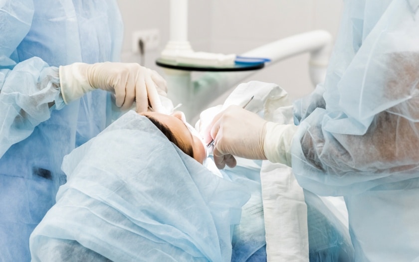 Intervention chirurgicale sur la bouche d un patient pour quelles raisons realiser une greffe osseuse dentaire | Dr Monsenego & Fils Asnieres sur Seine